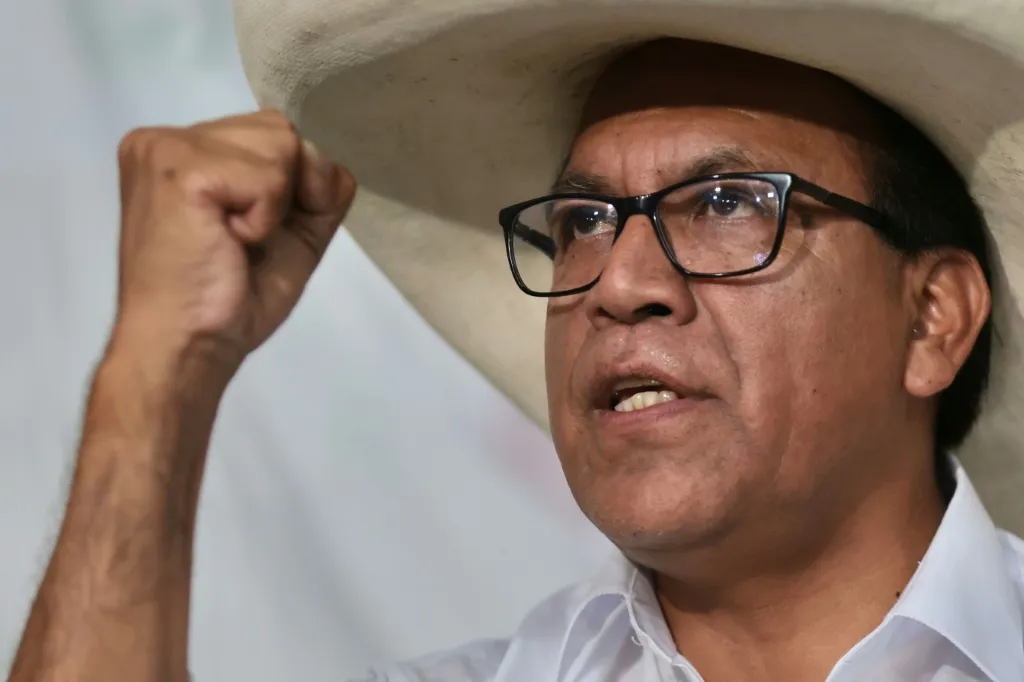 Las dos caras de Sánchez: del discurso campesino a una vida de lujos en Lima