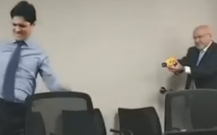 Polémica en Perú por un video de un alcalde usando una pistola eléctrica contra un&nbsp;asesor