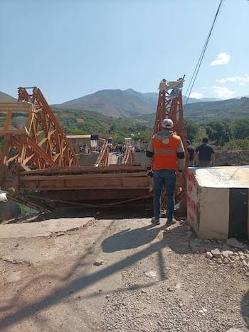 Colapsó un puente en Perú tras el paso de dos volquetes con minerales